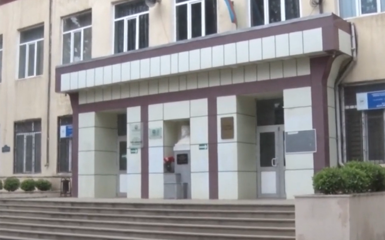 Bakıda şagird məktəbdə özünə xəsarət yetirdi - VİDEO