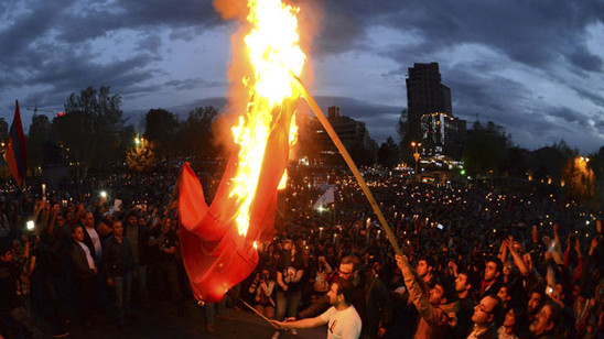 Türkiyə bayrağının yandırılması sülhə təxribatdır - politoloq