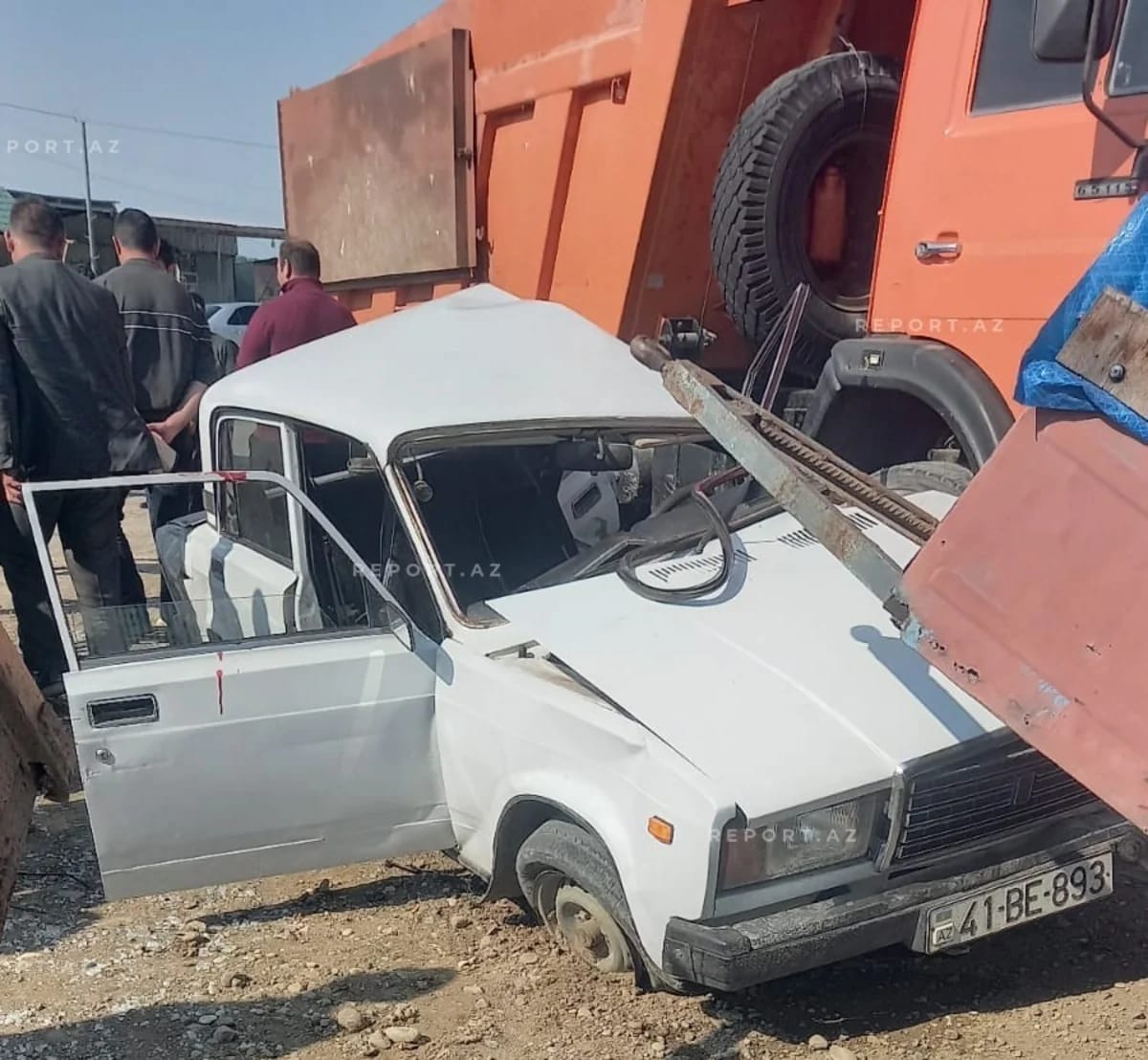 Minik və yük avtomobili toqquşdu, bir ölü, 4 yaralı