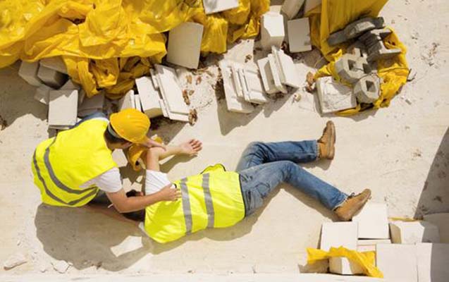 İşlədiyi evin ikinci mərtəbəsindən yıxılıb öldü