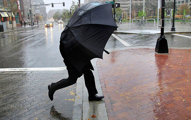 Güclü külək əsir, yağış yağır...