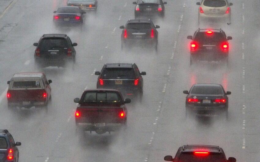 Səhəri yağışla açılan Bakıda yolların son DURUMU