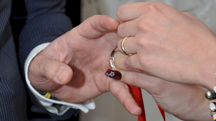 Gələcək qaynanasının&nbsp;qızıllarını oğurlayıb özünə nişan mərasimi keçirdi