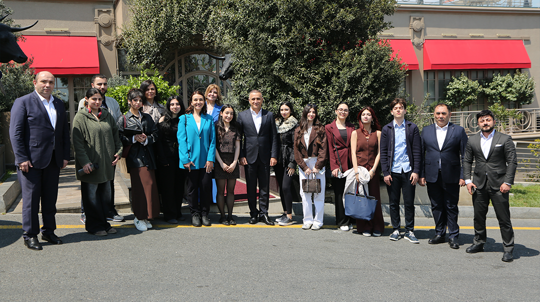 Aydın Veysəloğlu ADA tələbələri ilə yenidən görüşdü