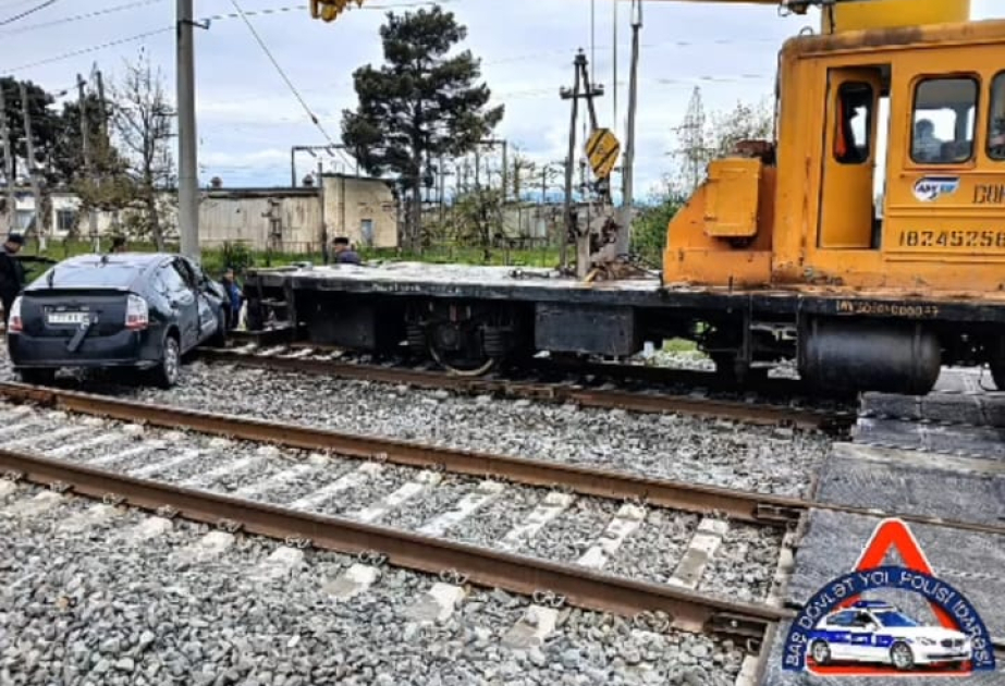 Dəmir yolu keçidində iki avtomobil qatarla toqquşdu