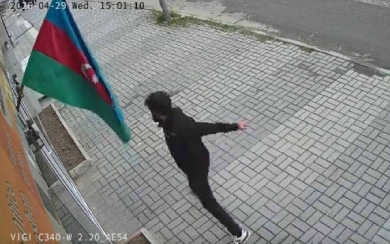 Bayrağa hörmətsizlik edən şəxslə bağlı araşdırma başladı&nbsp;- VİDEO