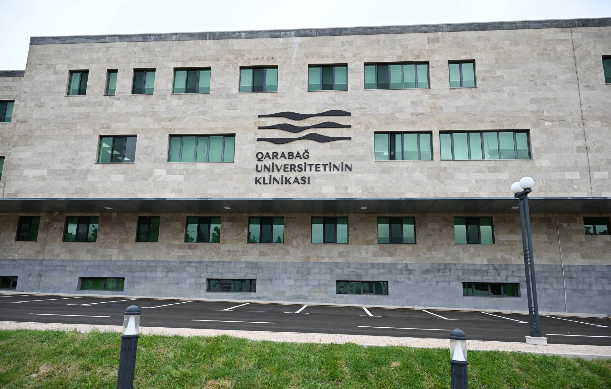 Diplomatik korpusun nümayəndələri Qarabağ Universitetinin Klinikası ilə tanış olublar
