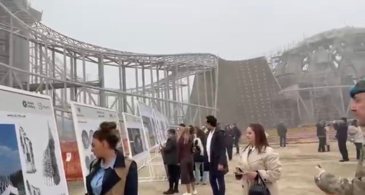 Diplomatlar Şuşada&nbsp;yeni məscidlə tanış oldu&nbsp;- VİDEO