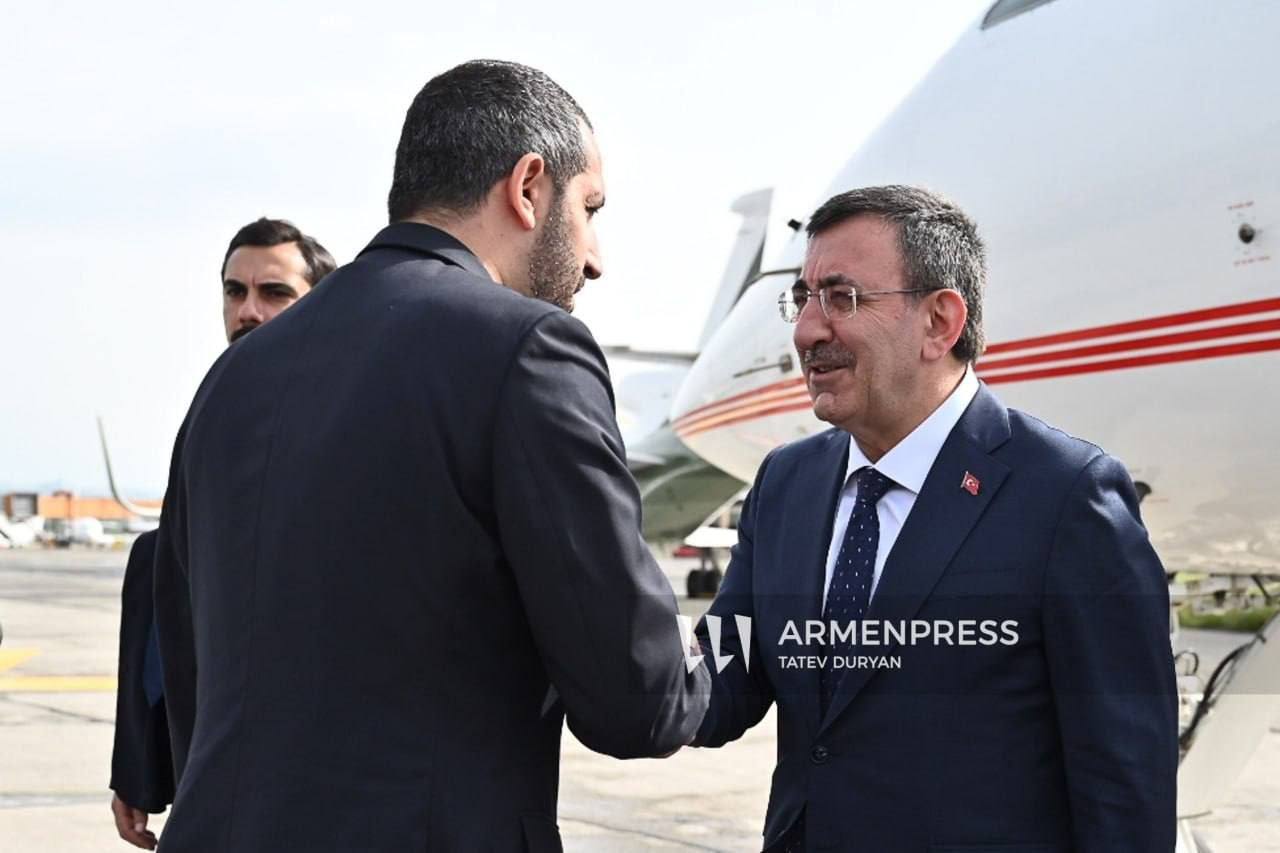 Türkiyənin ikinci şəxsi İrəvanda belə qarşılandı - FOTO