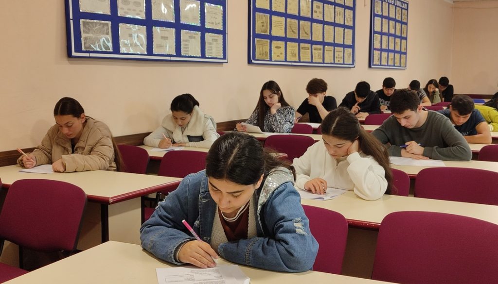 Orta məktəb şagirdləri GDU-nun təşkil etdiyi fənn olimpiadasında - FOTO