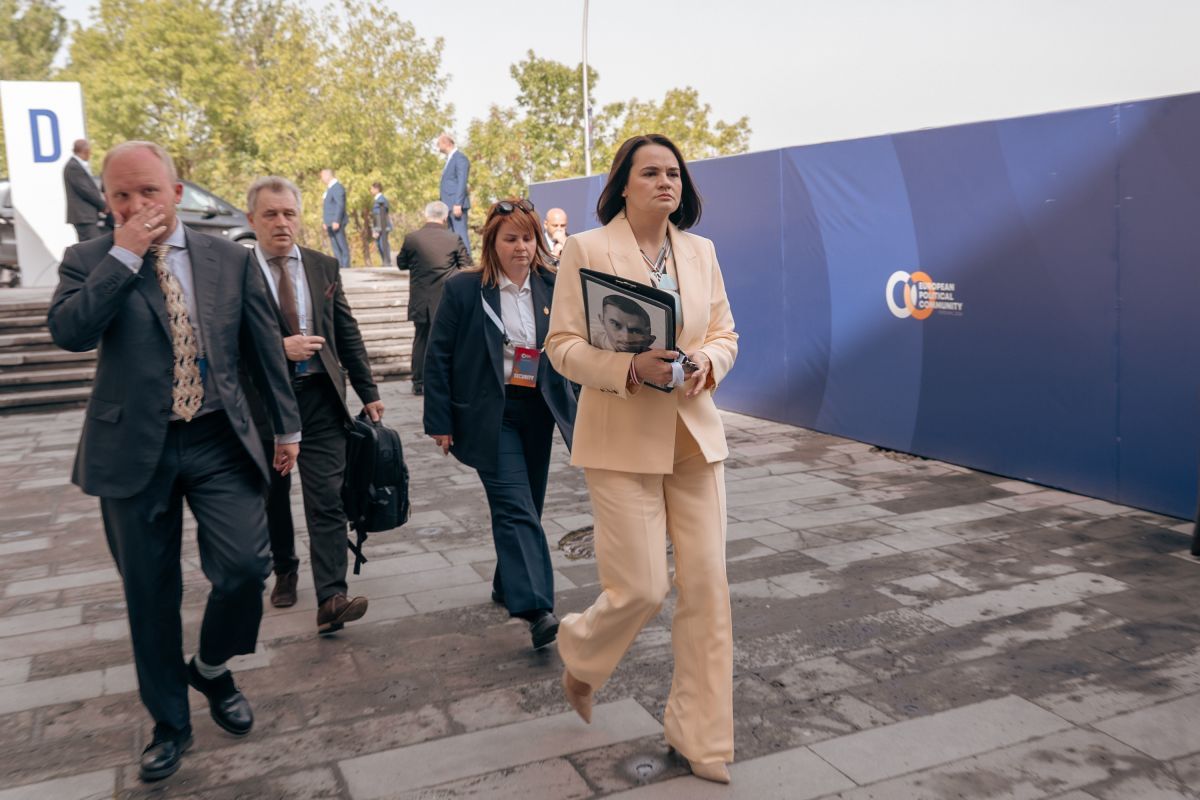 İrəvan Lukaşenkonun rəqibinə qucaq açdı