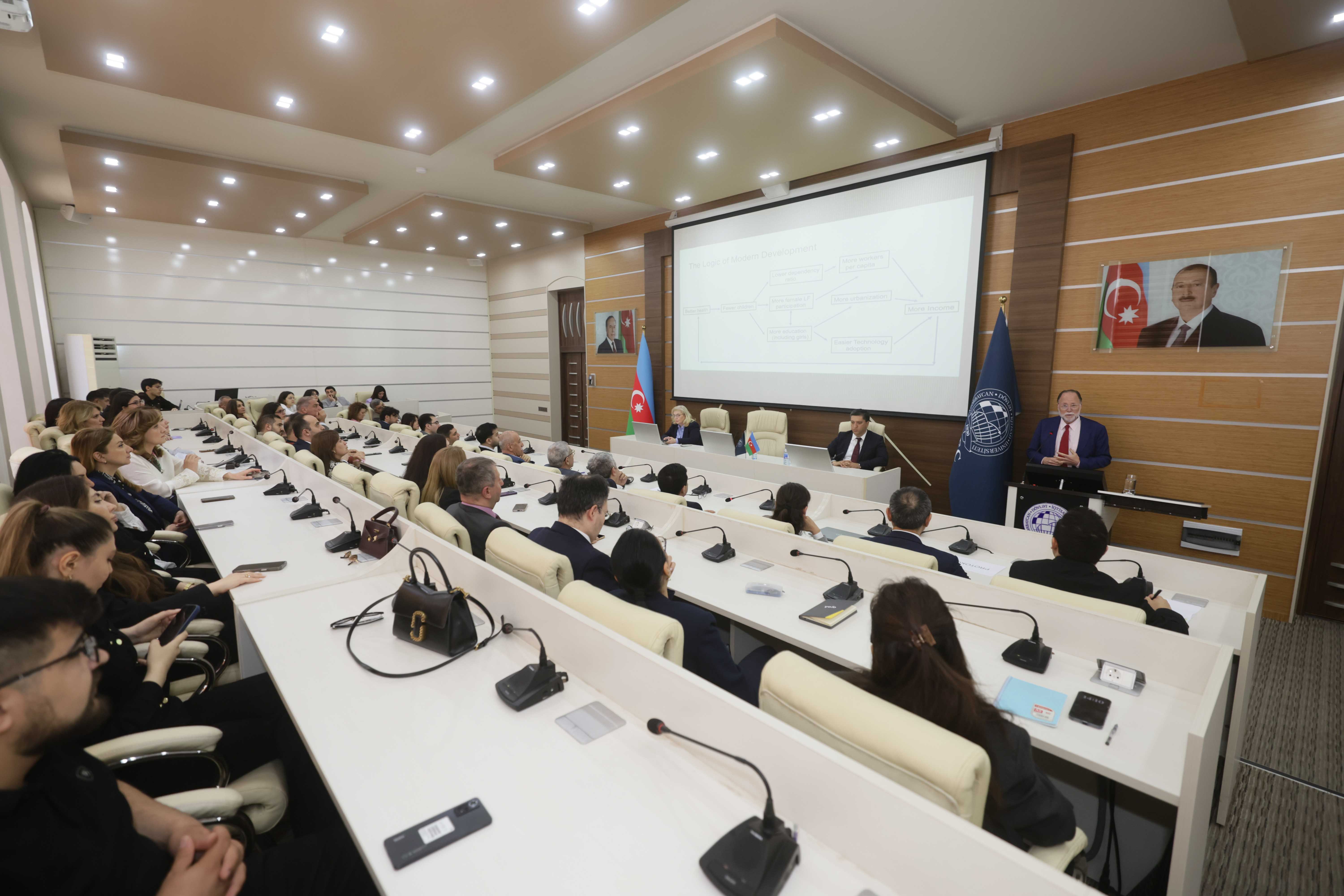 Harvard Universitetinin Growth Lab Mərkəzinin təsisçisi və direktoru UNEC-də - FOTO