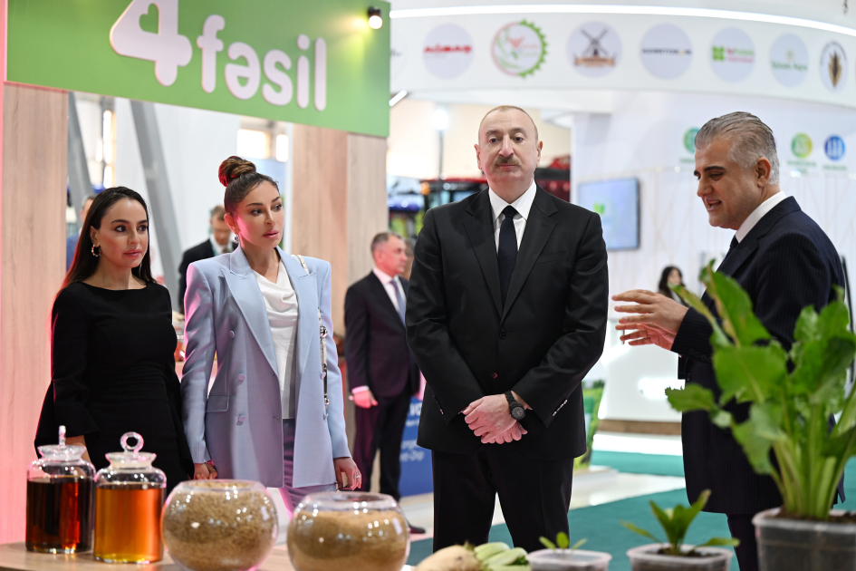 Prezident və ailəsi sərgidə - FOTOLAR