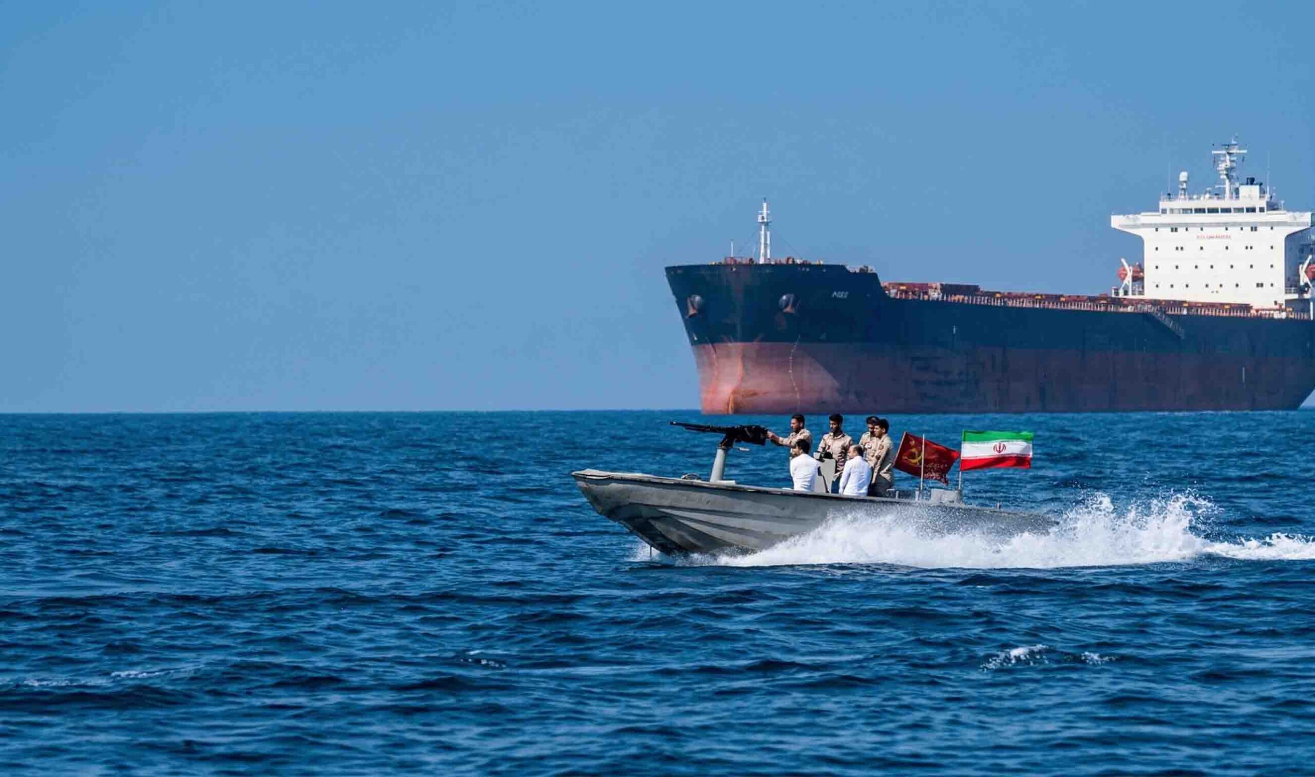 SEPAH boğazdan keçən gəmilərə xəbərdarlıq etdi