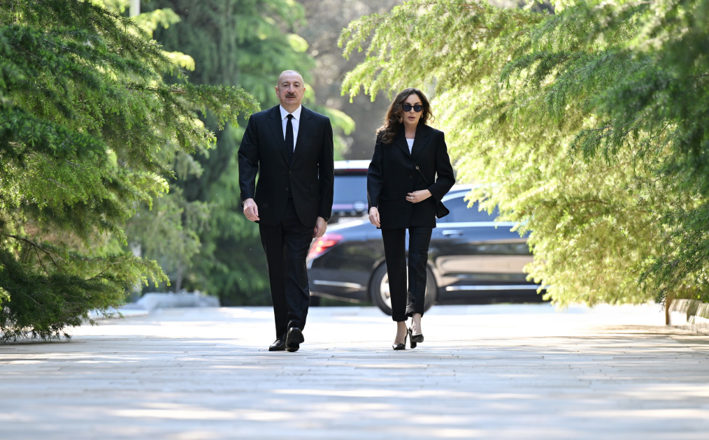 Prezident və birinci xanım&nbsp;Fəxri xiyabanda - FOTOLAR