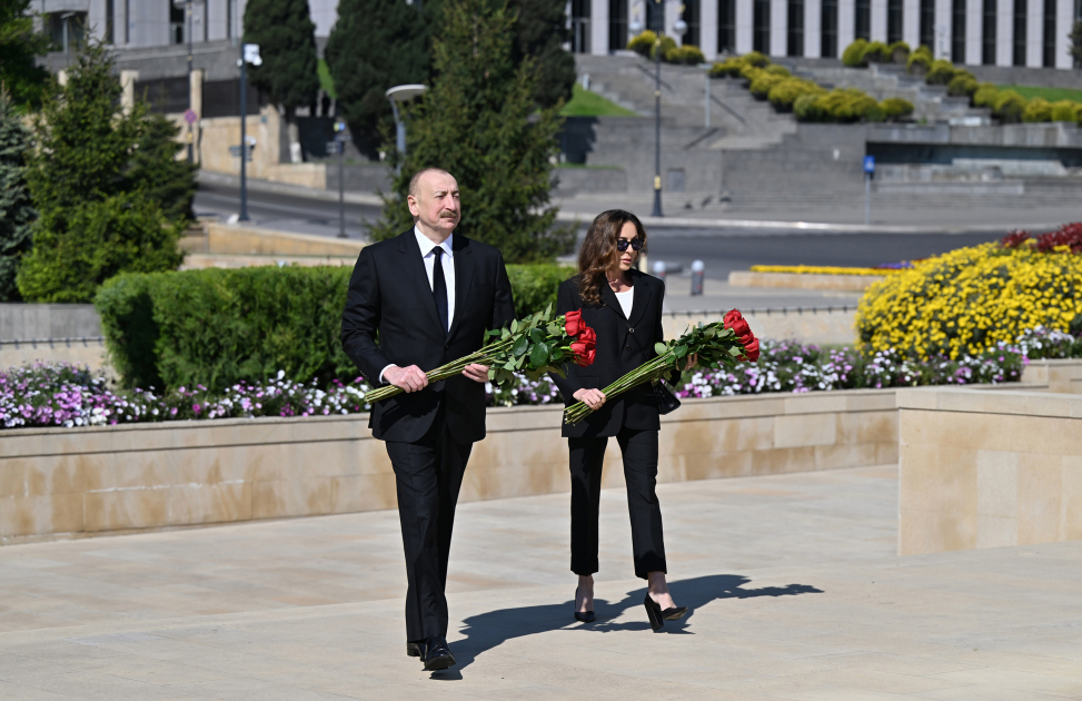İlham Əliyev xanımı ilə&nbsp;müharibədə həlak olanların xatirəsini anıblar - FOTO