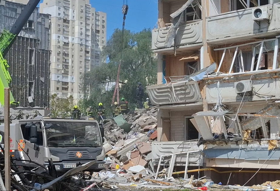 Kiyevə hava zərbəsi nəticəsində yaşayış binası çökdü