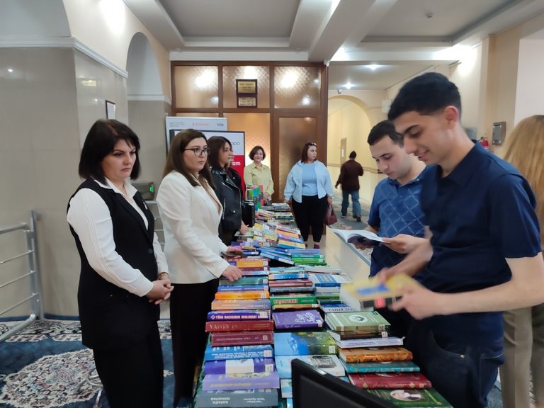 Universitetdə kitab sərgisi keçirilib - FOTO