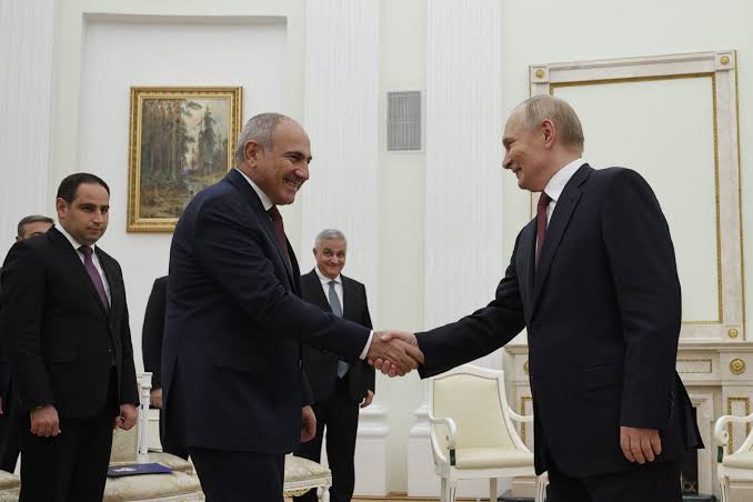 Paşinyan Putinə 200 dəfə zəng edib
