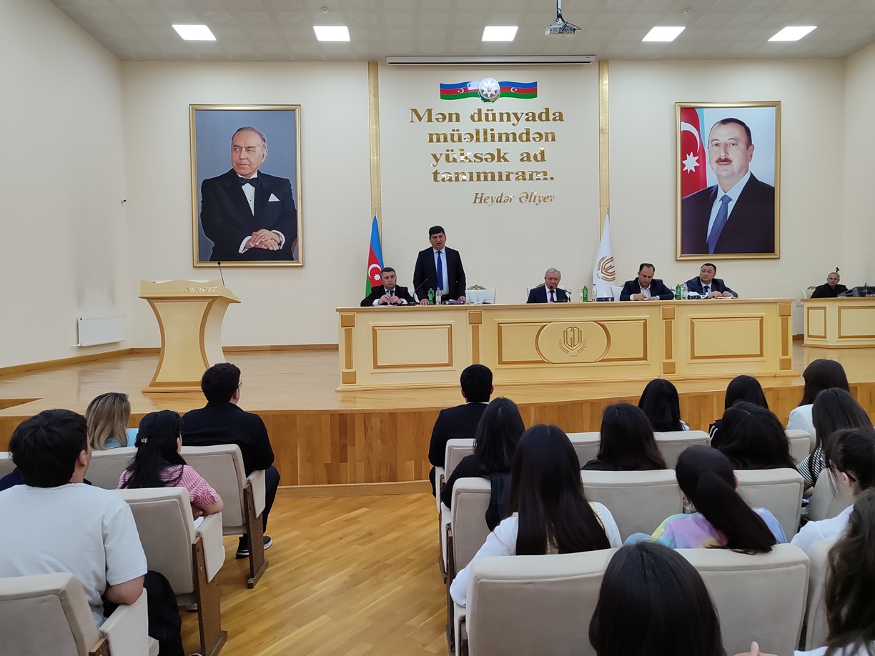 Rektor imtahan öncəsi tələbələrlə görüşdü - FOTO