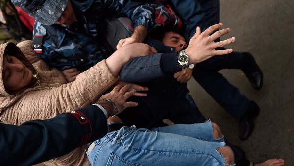 Ermənistanda seçki qalmaqalı: 21 nəfər tutuldu
