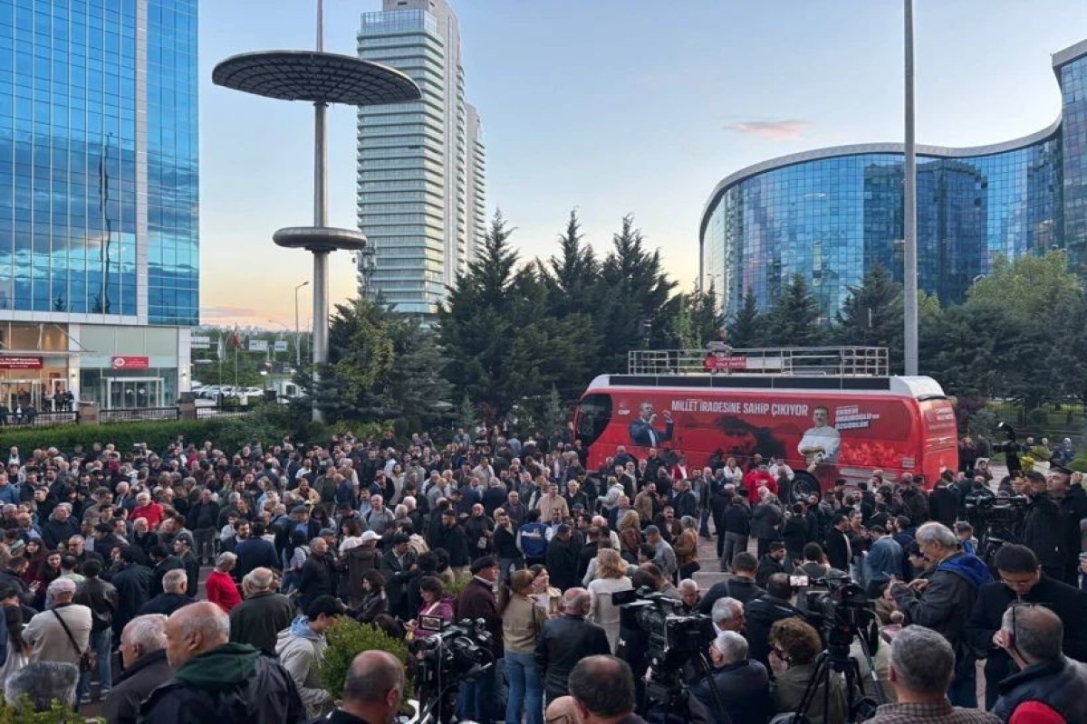 Özgür Özəl CXP-nin qərargah binasından çıxarıldı