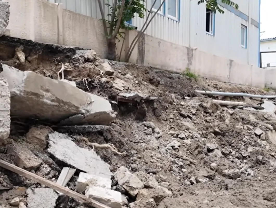 Bakıda divar uçdu, avtomobillər əzildi - VİDEO