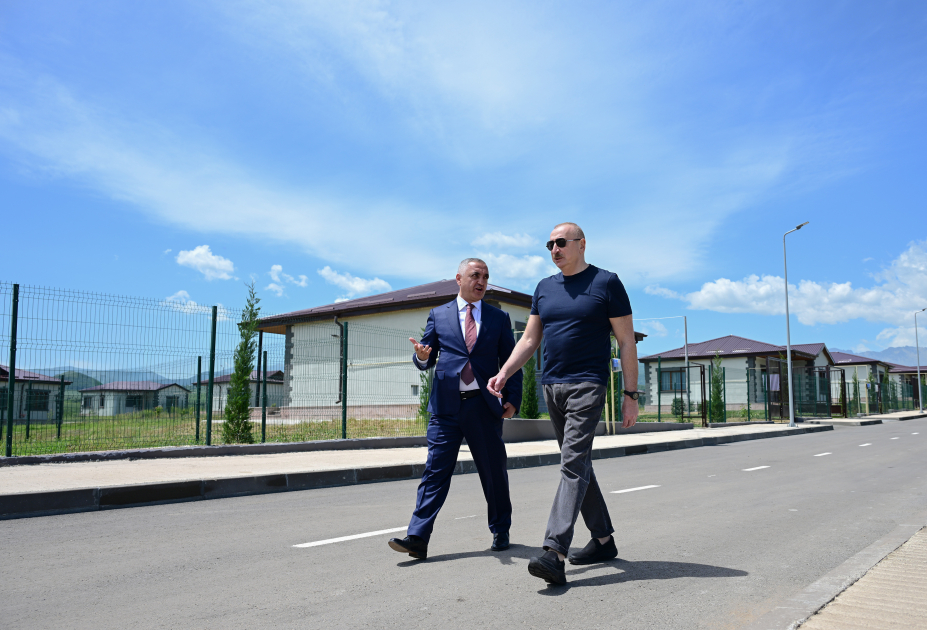 Prezident Xocalıda hərbçilər üçün evlərə baxdı