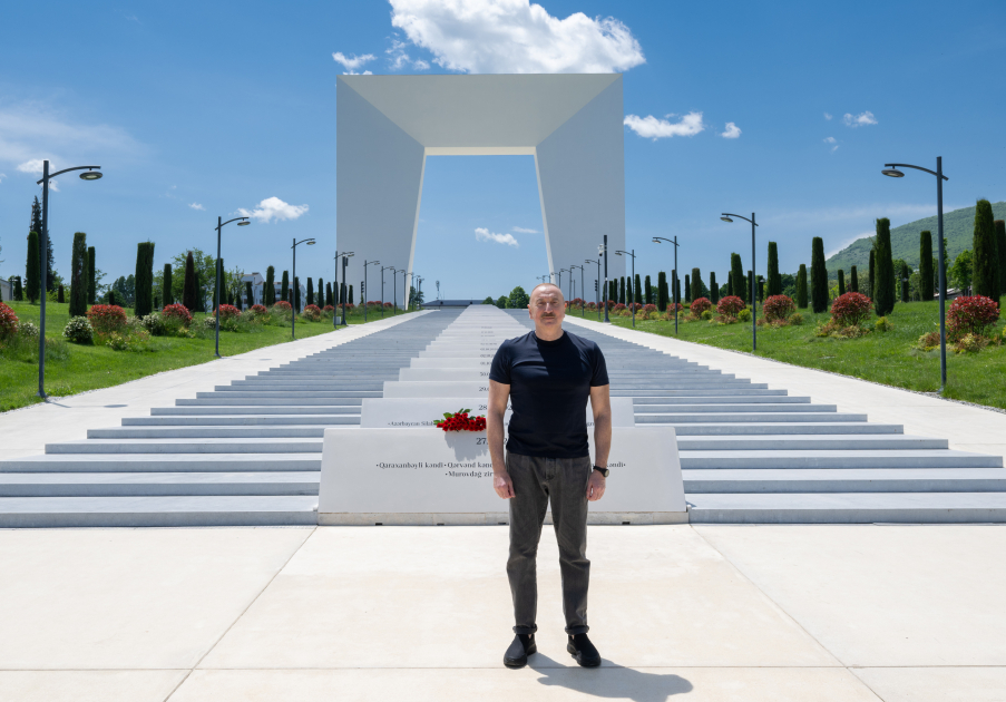 İlham Əliyev Xankəndidəki Zəfər tağını ziyarət edib - FOTOLAR
