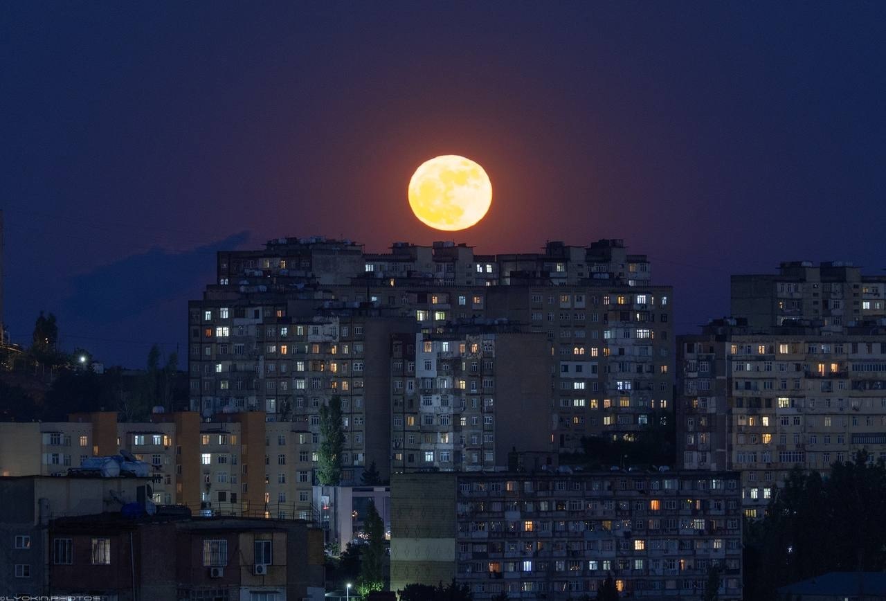 Bakı səmasında nadir görüntü