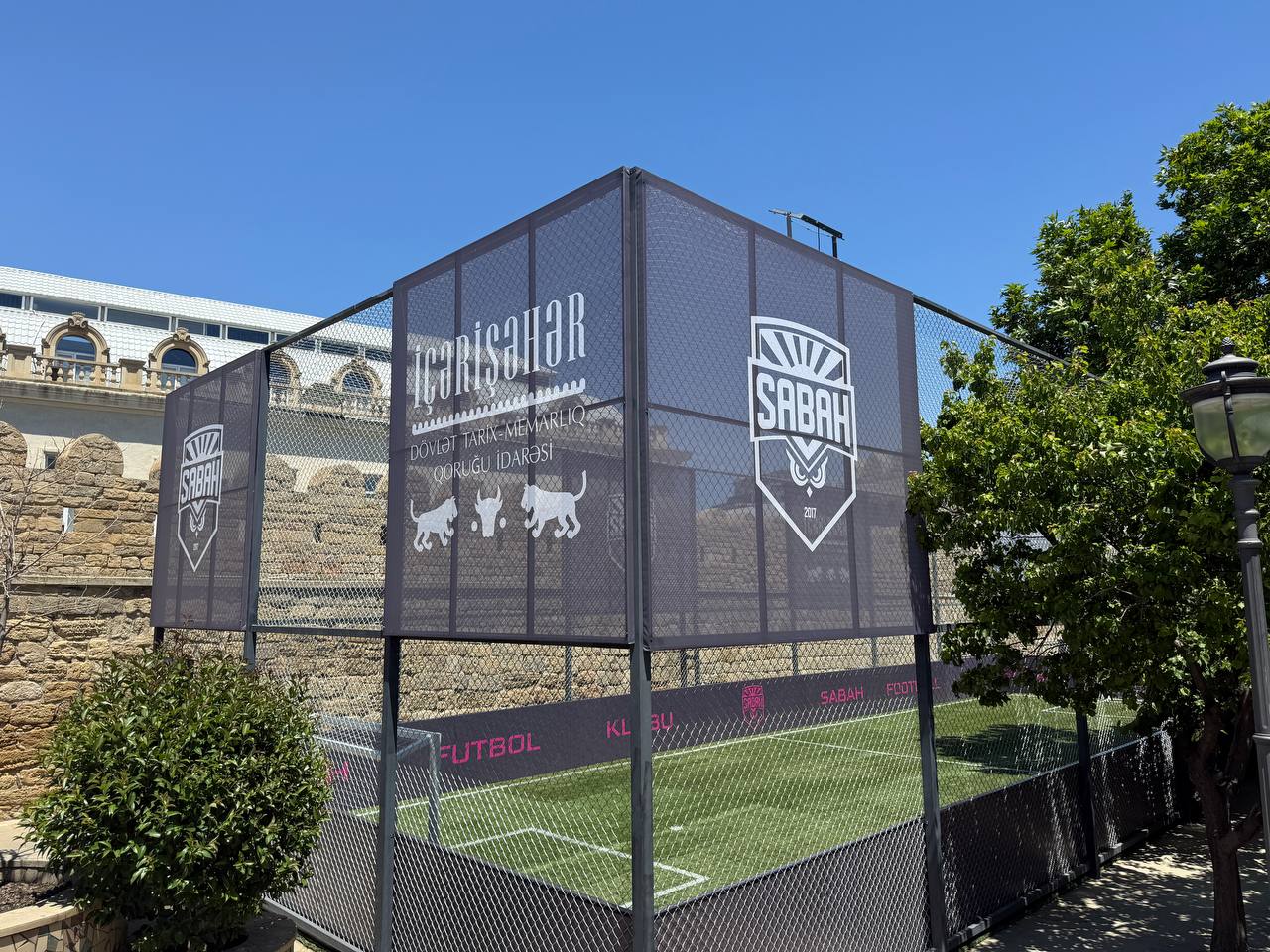 İçərişəhərdə uşaqlar üçün futbol meydançası yaradılıb