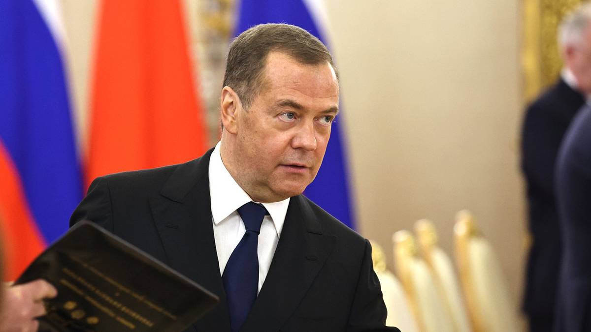 Medvedev Paşinyanı ölümlə HƏDƏLƏDİ