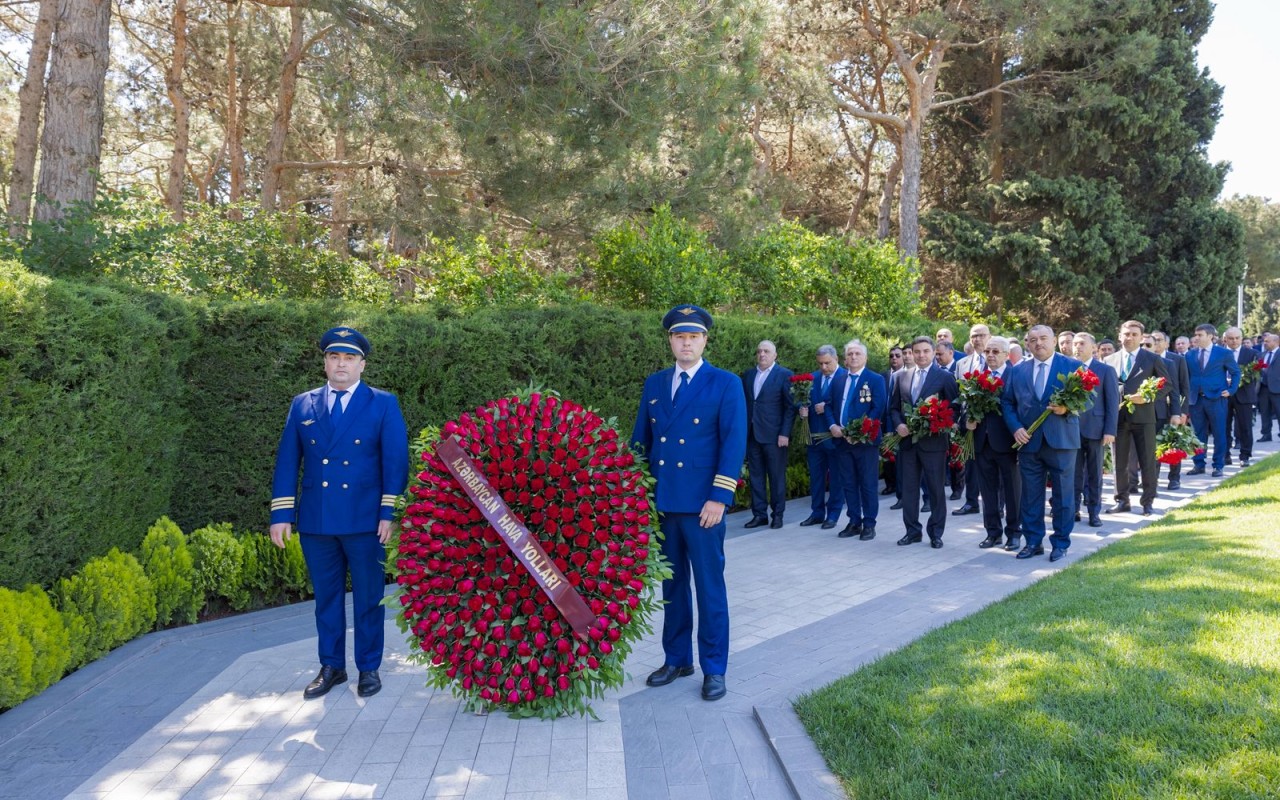 AZAL kollektivi Fəxri xiyabanı ziyarət edib -&nbsp;FOTOLAR