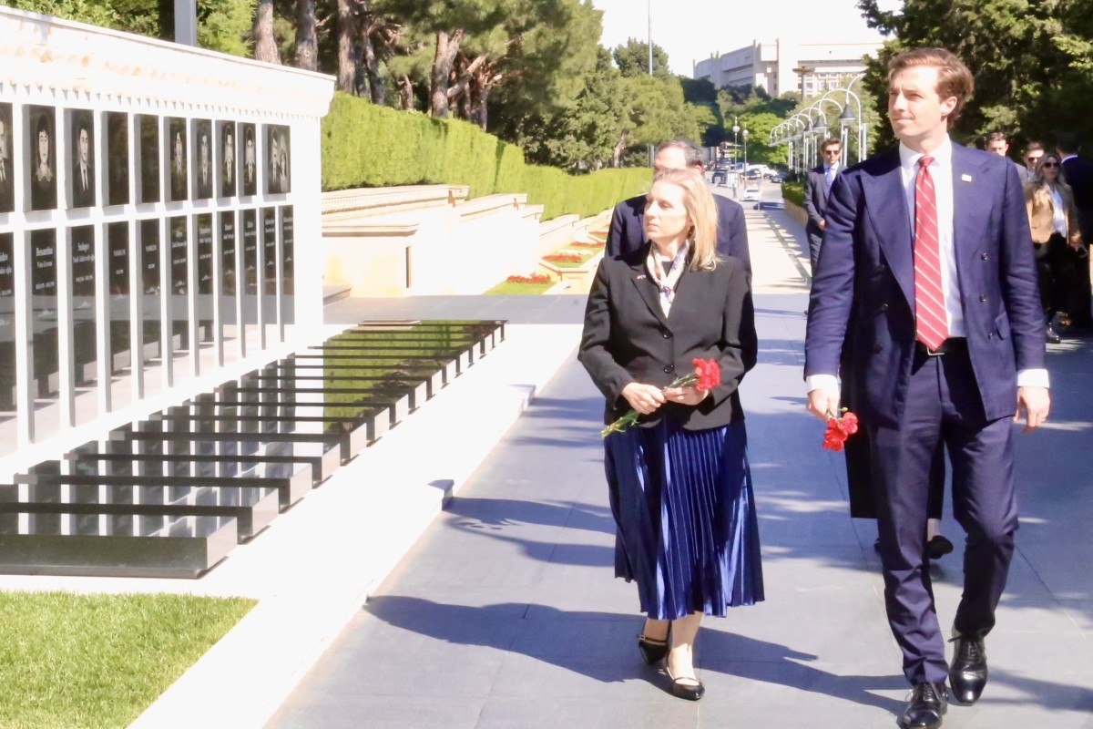 ABŞ Dövlət katibinin köməkçisi Şəhidlər xiyabanını ziyarət etdi