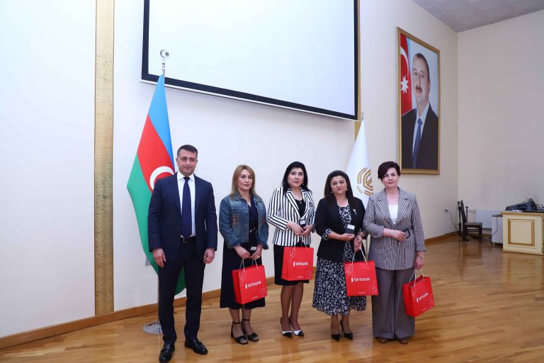 Təhsil işçilərinə TəhsilPlus kartları təqdim olunub - FOTO