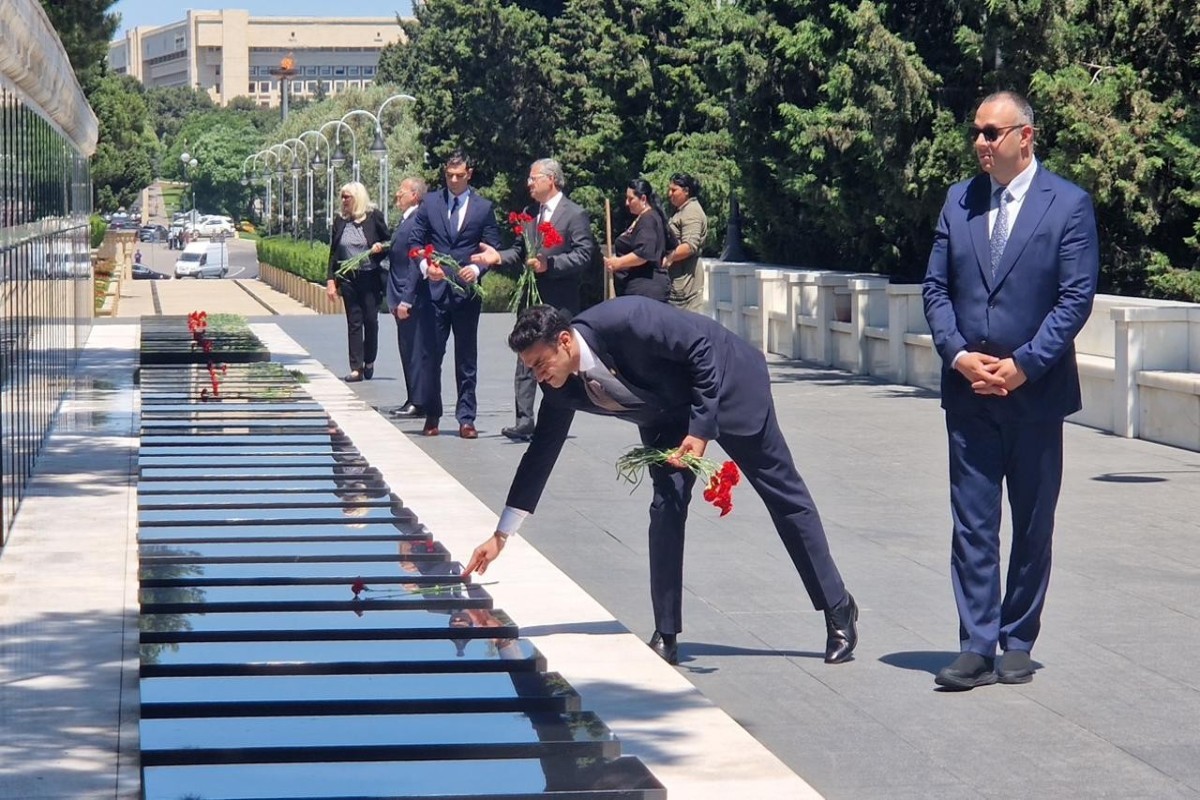 ABŞ-ın nümayəndə heyəti Şəhidlər xiyabanında - FOTO