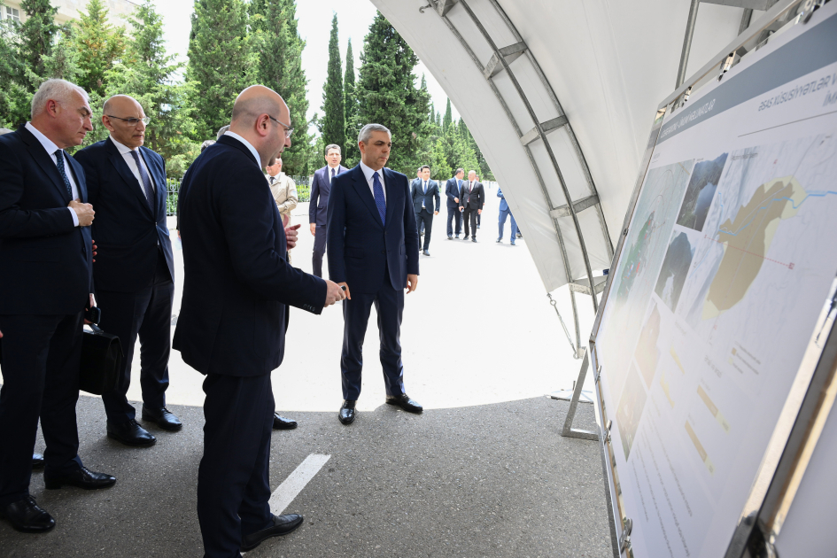 Samir Nuriyev nazirlərlə Ağdərə şəhərinin Baş planı ilə tanış olub