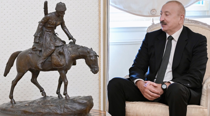 İlham Əliyev otağındakı tək heykəldən danışdı: Babamın yadigarıdır