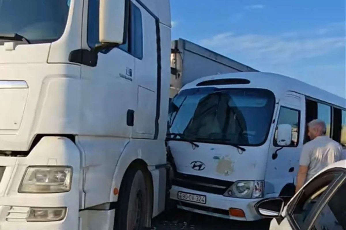 Bakıda mikroavtobus yük maşınına çırpıldı