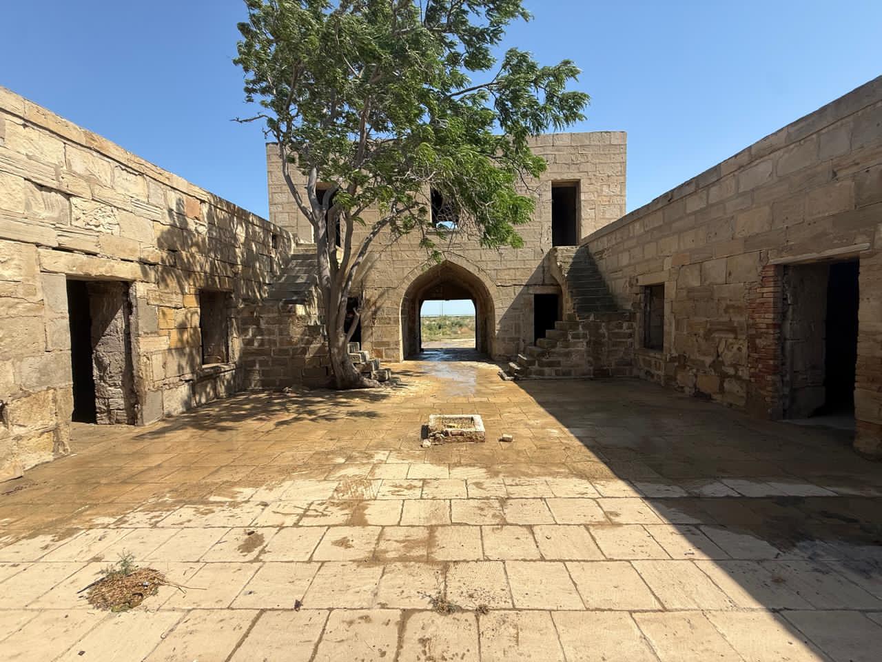 XV əsr karvansarasının üzəri sementlə örtüldü - FOTO