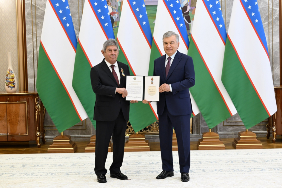 Şavkat Mirziyoyev Azərbaycanın səfirini təltif etdi - FOTO