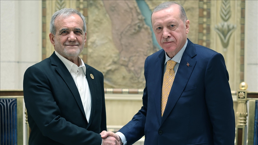 Pezeşkian Ərdoğanla regional məsələləri müzakirə etdi