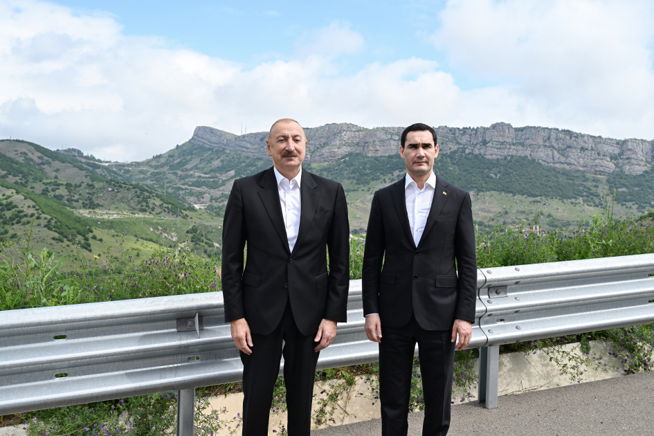 Prezidentlər Şuşanın Daşaltı kəndinin fonunda şəkil çəkdilər