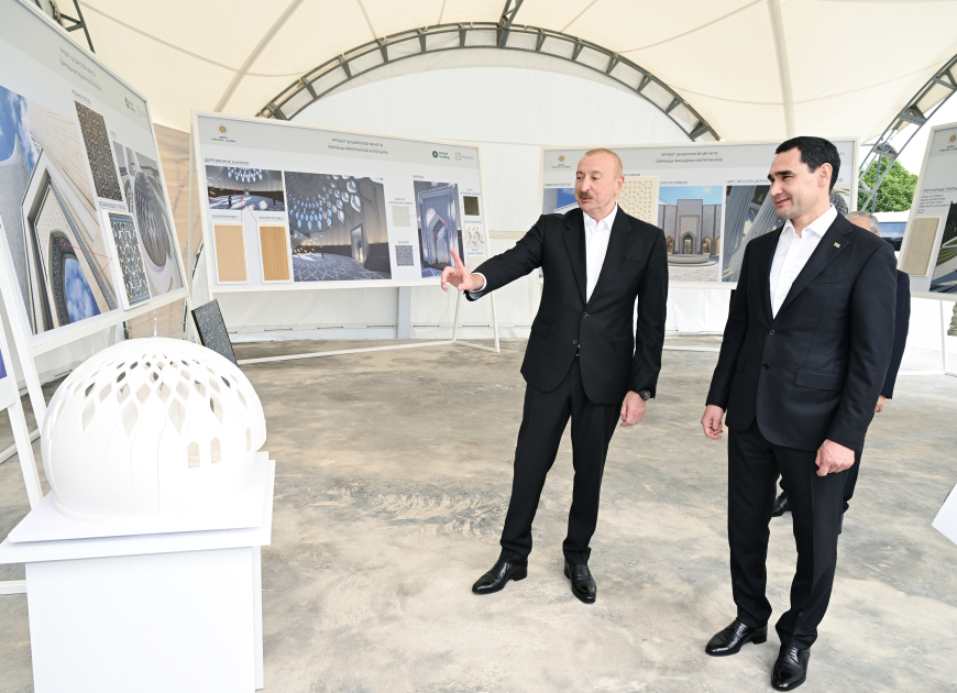 Dövlət başçıları Şuşa məscidində tikinti işlərinin gedişi ilə tanış olublar