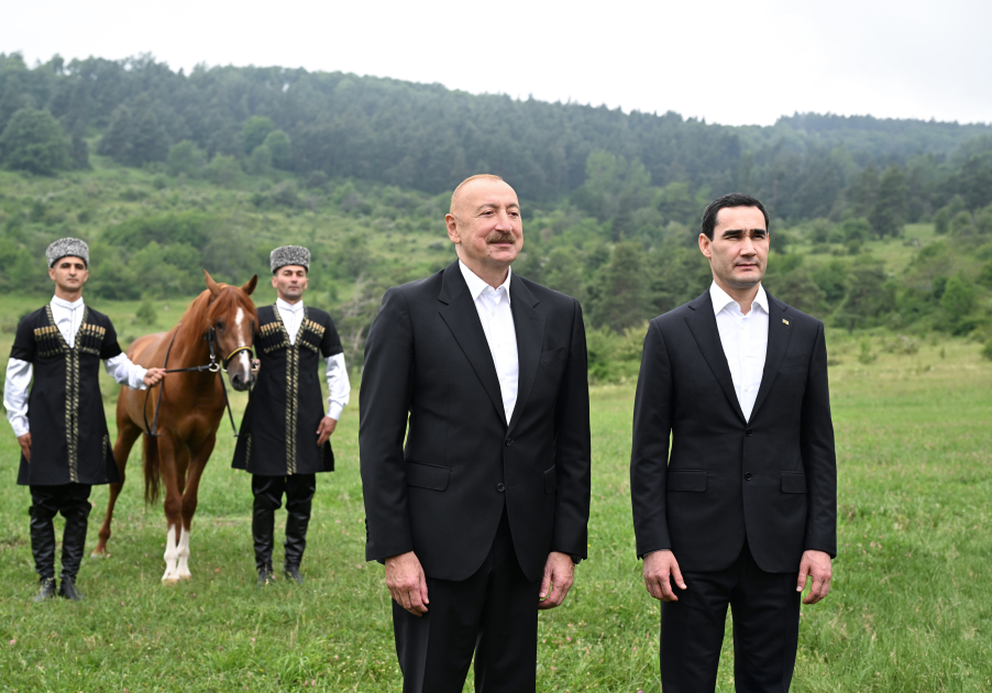 İlham Əliyev Türkmənistan Prezidentinə Qarabağ atı hədiyyə etdi - FOTO