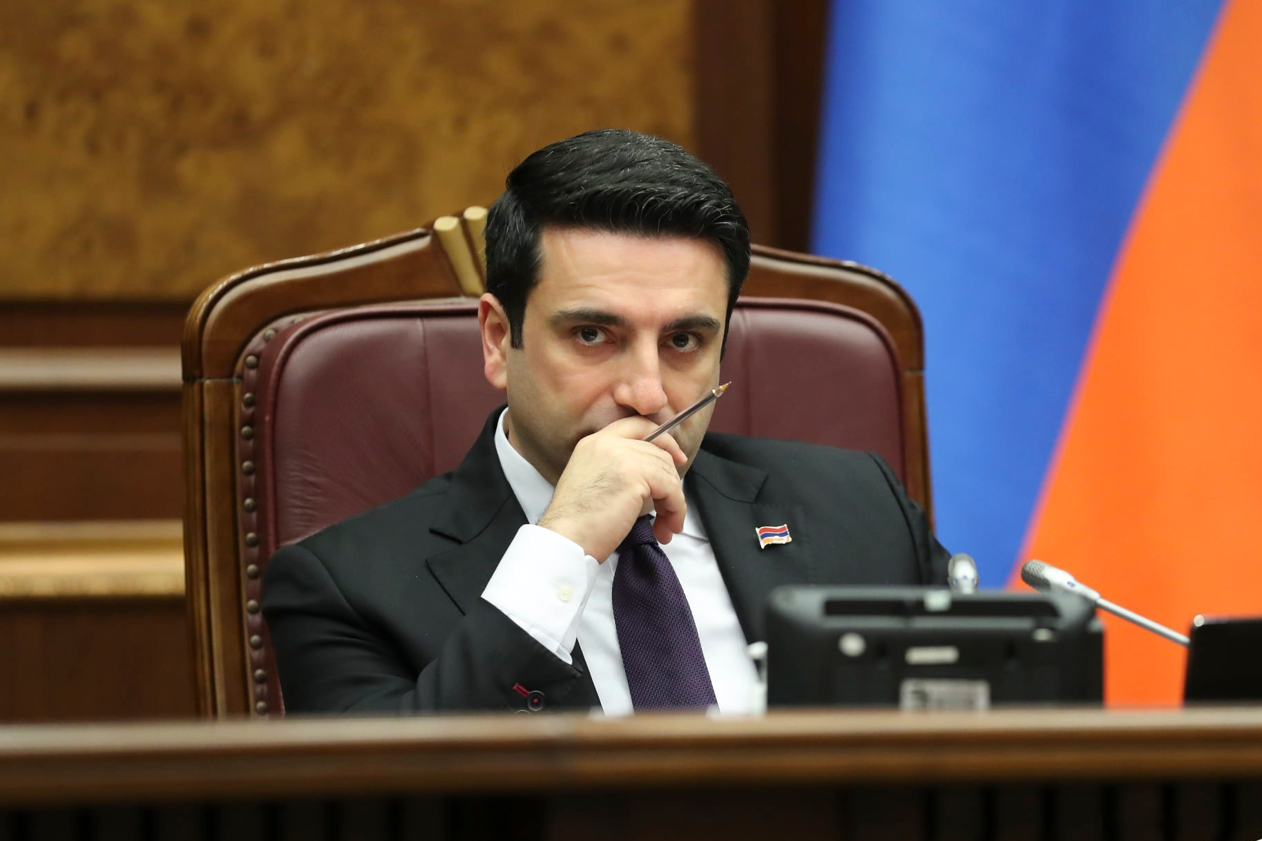 Deputatlar üçün yeni and mətnini açıqladı