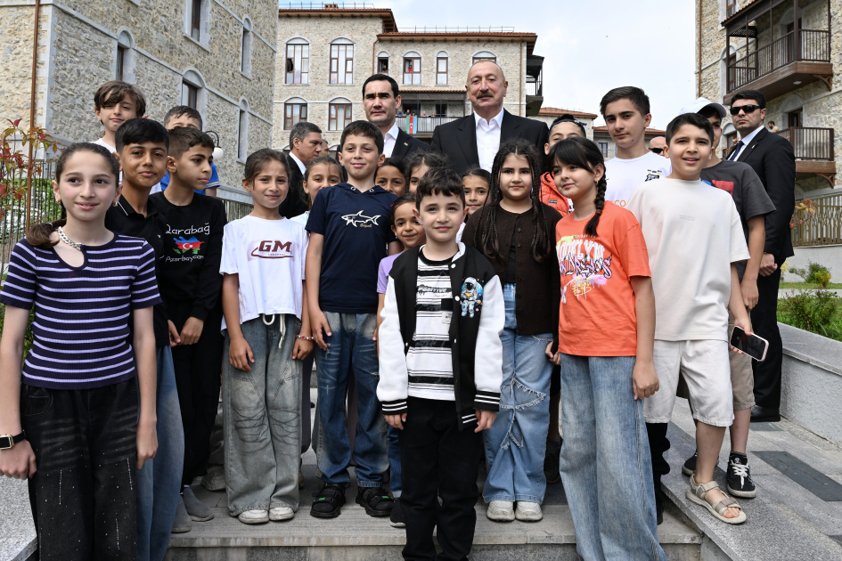 Prezidentin sosial media hesabında Şuşada uşaqlarla görüşdən paylaşım edilib