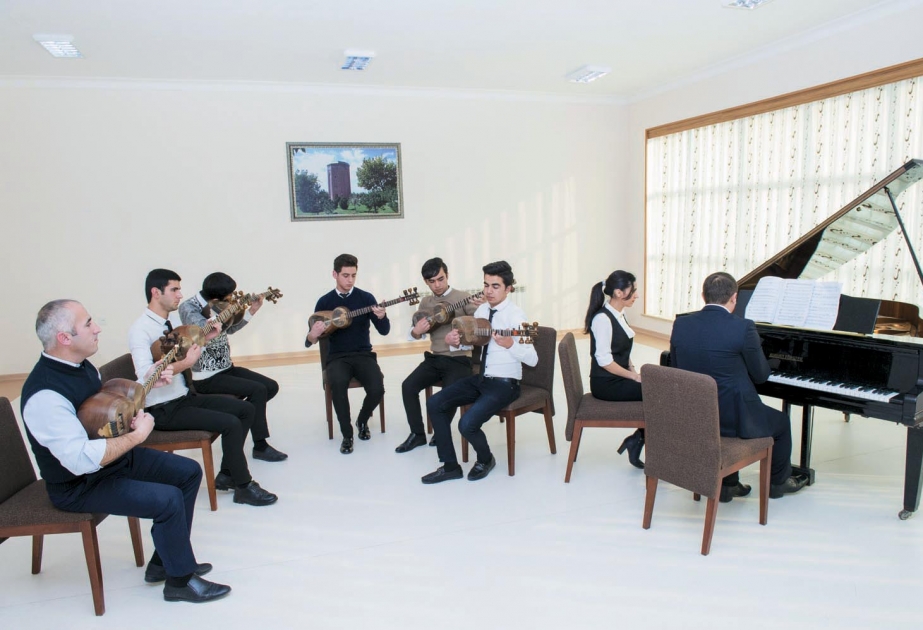 Kolleclərə maraq azalıb: yüzlərlə boş yer var