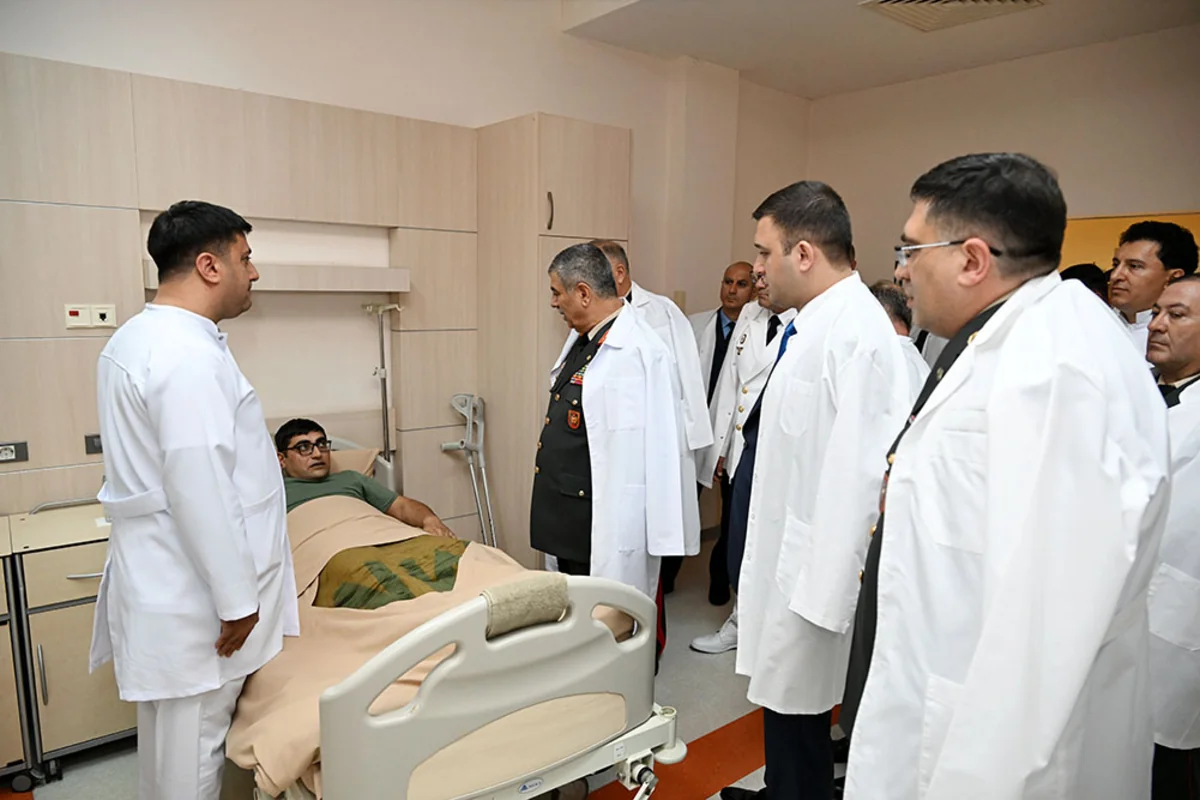 Nazir hospitalda müalicə alan hərbçilərlə görüşdü - FOTOLAR