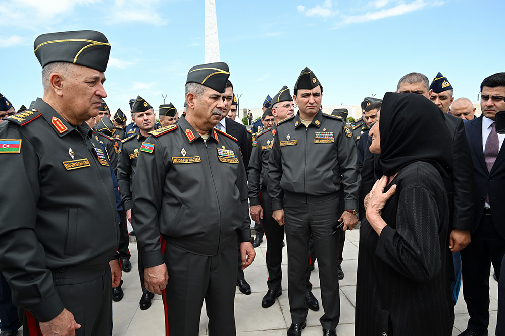 Zakir Həsənov Hərbi Memorial Məzarlığı ziyarət edib - FOTO